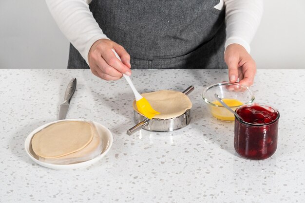 Gotująca osoba mieszająca sos