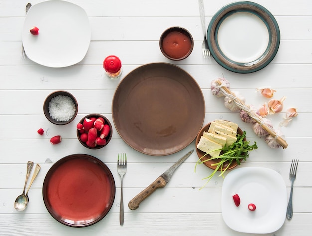 Zestaw talerzy z różnymi potrawami